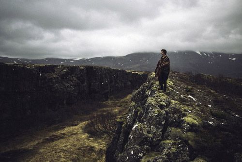 Indianer auf einem Berg schaut in die Weite